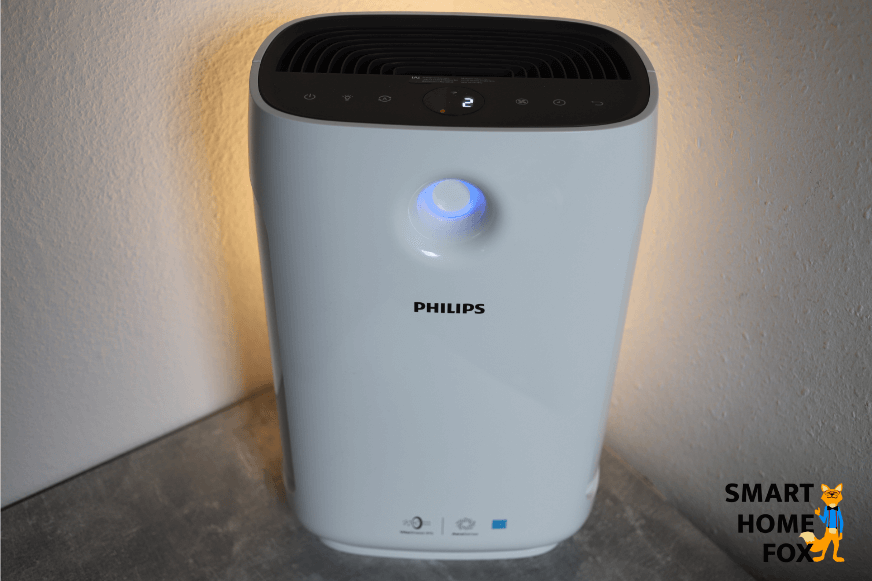 Очиститель воздуха Philips AC2889/10 Series 2000i стоит на столе включенный.